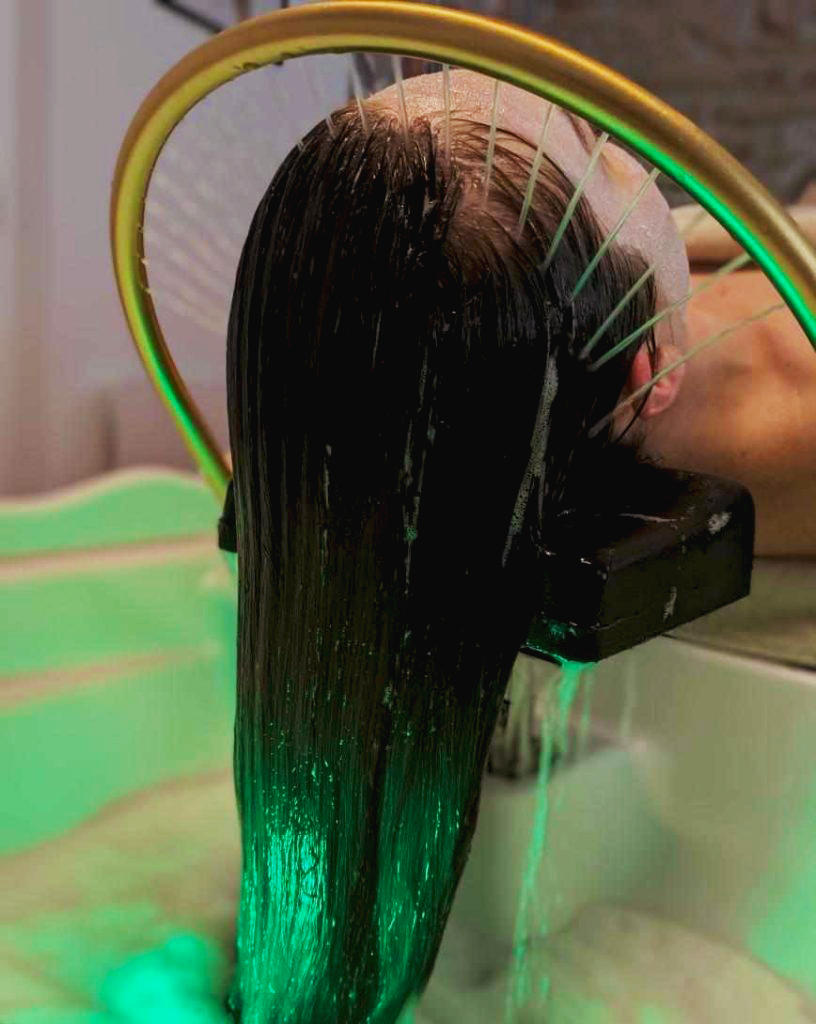Séance de Head Spa avec machine à lumière verte pour soin du cuir chevelu - l’Oasis des soins à Concarneau