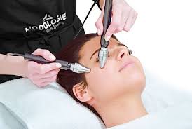 Soin du visage technologique avec appareil professionnel en institut - l’Oasis des soins à Concarneau