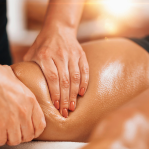 Gros plan sur un massage raffermissant - l’Oasis des soins à Concarneau