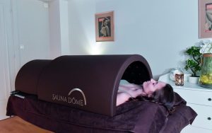 Personne en train de se détendre dans un Sauna Dôme